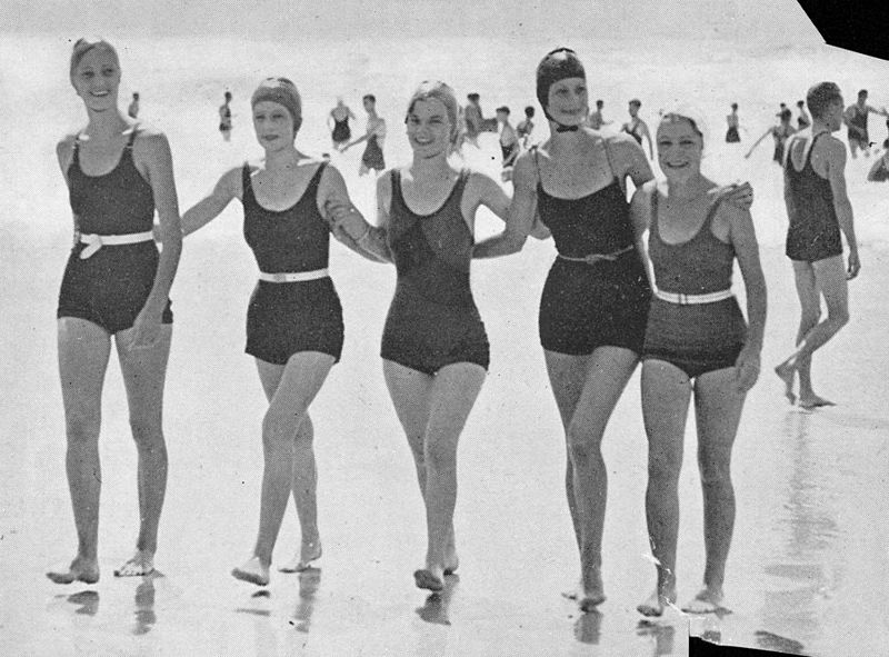 800px-StateLibQld_2_150679_Teenaged_girls_taking_a_stroll_along_a_beach,_1934
