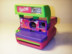 800px-Polaroid_Barbie_Pink_Instant_600_Film_Camera